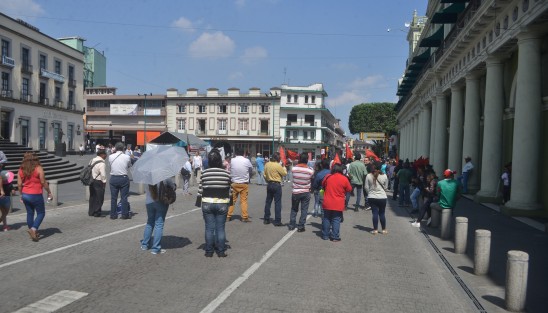 Integrantes del Frente Popular Revolucionario bloquearon por espacio de 20 minutos el centro de la ciudad de Xalapa, comentan que ya se cansaron de no ser escuchados.  
