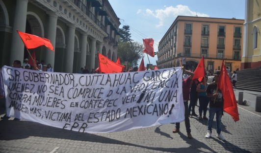 Integrantes del Frente Popular Revolucionario bloquearon por espacio de 20 minutos el centro de la ciudad de Xalapa, comentan que ya se cansaron de no ser escuchados.  