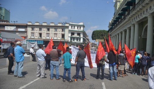 Integrantes del Frente Popular Revolucionario bloquearon por espacio de 20 minutos el centro de la ciudad de Xalapa, comentan que ya se cansaron de no ser escuchados.  