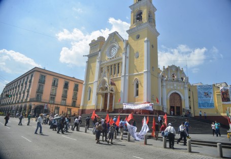Integrantes del Frente Popular Revolucionario bloquearon por espacio de 20 minutos el centro de la ciudad de Xalapa, comentan que ya se cansaron de no ser escuchados.  