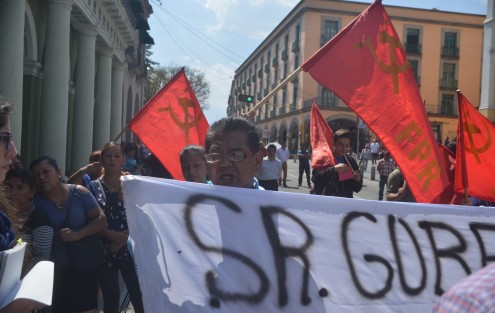 Funcionarios los convencieron de dialogar, pero comentan que no darles una solución harán una huelga de hambre en la puerta de Palacio de Gobierno.  