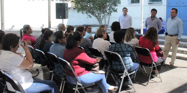 Propietarias de estancias infantiles acudieron a la sede del CDE del PAN para recibir asesoría del  diputado federal Carlos Valenzuela y solicitar amparo contra la nueva disposición del gobierno federal de no entregarles recursos, lo cual les perjudica. 