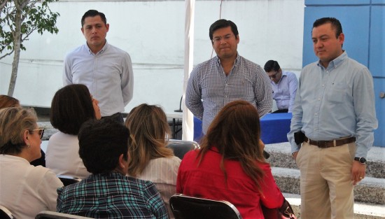 Propietarias de estancias infantiles acudieron a la sede del CDE del PAN para recibir asesoría del  diputado federal Carlos Valenzuela y solicitar amparo contra la nueva disposición del gobierno federal de no entregarles recursos, lo cual les perjudica.  