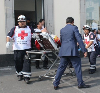 Un hombre sufrió un desmayo en el interior dela sucursal bancaria que da a Plaza Lerdo, por lo que elementos de la Cruz Roja acudieron en su auxilio.