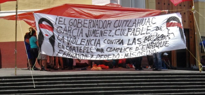 Protesta la mañana del lunes en las escalinatas de la Catedral de Xalapa. Las marchantas de Coatepec ahora también responsabilizan al actual gobernador de que no se les permita la venta en el centro histórico del vecino pueblo mágico. 