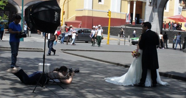 Parque Juárez el sitio por excelencia para echar novio en Xalapa, usado como set para la foto de boda de una pareja. A lo mejor ahí comenzó la historia. 