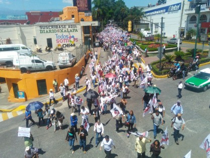 Integrantes del grupo Cardenista marcharon primeramente por la Avenida Ávila Camacho, creando tráfico hasta llegar a plaza Lerdo.