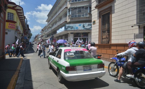 Luego de al menos una hora comenzaron su marcha por avenida Revolución y se dirigían a el Congreso del Estado. Durante el transcurso se vio seriamente afectada la ya difícil vialidad.