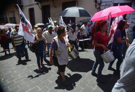 Luego de al menos una hora comenzaron su marcha por avenida Revolución y se dirigían a el Congreso del Estado. Durante el transcurso se vio seriamente afectada la ya difícil vialidad.