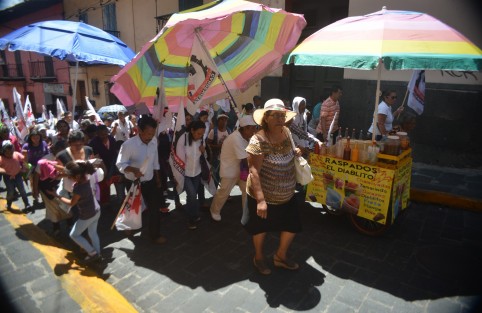 Los vendedores de raspados, sombrillas y chuchería tuvieron que marchar a la par  para no perder sus ventas.