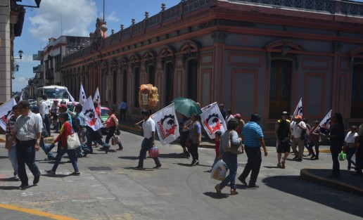 Los vendedores de raspados, sombrillas y chuchería tuvieron que marchar a la par  para no perder sus ventas.