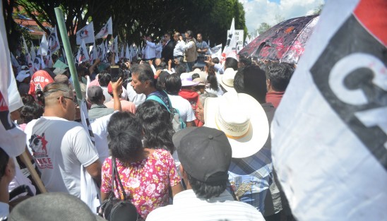 Después de 20 minutos de protesta, el  presidente de la mesa directiva Manuel Pozos Castro y el secretario Jorge Moreno Salinas salieron a atender a los cardenistas, quienes marcharon desde el centro hasta las instalaciones de la Legislatura.  
