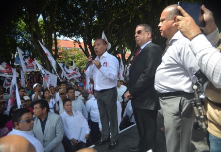Después de 20 minutos de protesta, el  presidente de la mesa directiva Manuel Pozos Castro y el secretario Jorge Moreno Salinas salieron a atender a los cardenistas, quienes marcharon desde el centro hasta las instalaciones de la Legislatura.  