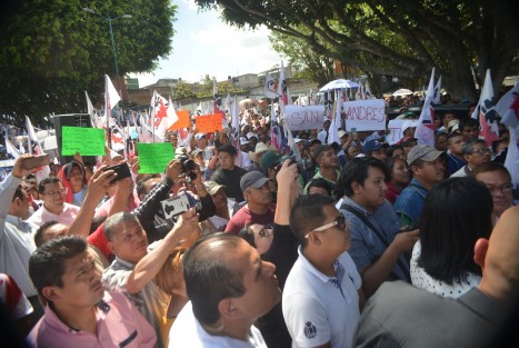 Después de 20 minutos de protesta, el  presidente de la mesa directiva Manuel Pozos Castro y el secretario Jorge Moreno Salinas salieron a atender a los cardenistas, quienes marcharon desde el centro hasta las instalaciones de la Legislatura.  