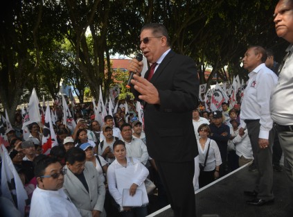 Después de 20 minutos de protesta, el  presidente de la mesa directiva Manuel Pozos Castro y el secretario Jorge Moreno Salinas salieron a atender a los cardenistas, quienes marcharon desde el centro hasta las instalaciones de la Legislatura.  