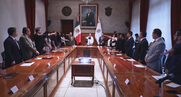 El gobernador Cuitláhuac García Jiménez instaló el Consejo para el Desarrollo Metropolitano del Estado y, en calidad de presidente, tomó protesta a sus integrantes, donde el titular de la Secretaría de Desarrollo Social (SEDESOL), Guillermo Fernández Sánchez, funge como secretario ejecutivo. 
