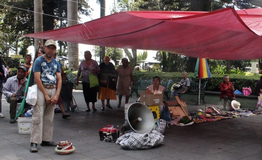 Vendedores se manifestaron nuevamente frente al Palacio Municipal de Xalapa en contra del actual Ayuntamiento.