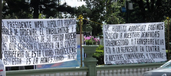 Vendedores se manifestaron nuevamente frente al Palacio Municipal de Xalapa en contra del actual Ayuntamiento.