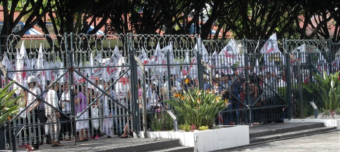 Volvieron a manifestarse los de siempre, los cardenistas, ante diversas dependencias en Xalapa, buscando les sean cumplidos sus deseos. Enel Palacio Legislativo fueron atendidos por ua comisión encabezada por el diputado Manuel Pozos. 