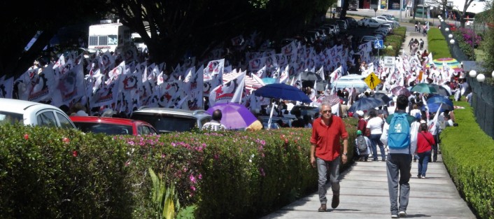 Volvieron a manifestarse los de siempre, los cardenistas, ante diversas dependencias en Xalapa, buscando les sean cumplidos sus deseos. Enel Palacio Legislativo fueron atendidos por ua comisión encabezada por el diputado Manuel Pozos. 
