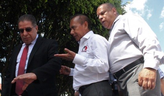 Volvieron a manifestarse los de siempre, los cardenistas, ante diversas dependencias en Xalapa, buscando les sean cumplidos sus deseos. Enel Palacio Legislativo fueron atendidos por ua comisión encabezada por el diputado Manuel Pozos. 