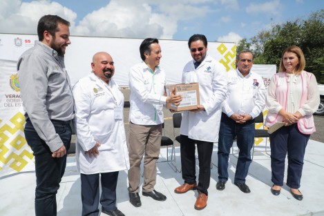  El gobernador Cuitláhuac García Jiménez, en compañía del secretario de Salud, Roberto Ramos Alor, entregó al Hospital Regional de Poza Rica medicamentos, material de curación y equipamiento, con una inversión de 3 millones 400 mil pesos para brindar servicios de calidad.