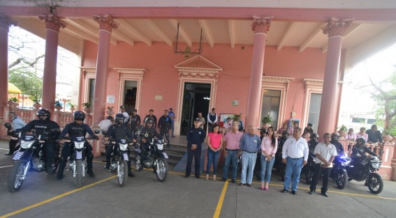 El presidente municipal de Teocelo, Mario Antonio Chama Díaz, acompañado de la presidenta del DIF, Mara Chama Villa; la Sindica Zaira Martínez; el inspector de policía, Pablo Ramírez, entre otros, hizo entrega de 4 motocicletas, una mini van de carga para el DIF, y dos vehículos modelo RAM uno para agua potable y otro para la Comandancia de la Policía, con un monto total de $664,500.
