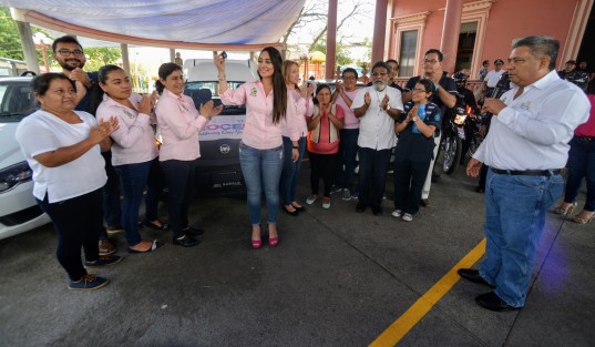 El presidente municipal de Teocelo, Mario Antonio Chama Díaz, acompañado de la presidenta del DIF, Mara Chama Villa; la Sindica Zaira Martínez; el inspector de policía, Pablo Ramírez, entre otros, hizo entrega de 4 motocicletas, una mini van de carga para el DIF, y dos vehículos modelo RAM uno para agua potable y otro para la Comandancia de la Policía, con un monto total de $664,500.
