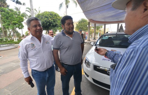 El presidente municipal de Teocelo, Mario Antonio Chama Díaz, acompañado de la presidenta del DIF, Mara Chama Villa; la Sindica Zaira Martínez; el inspector de policía, Pablo Ramírez, entre otros, hizo entrega de 4 motocicletas, una mini van de carga para el DIF, y dos vehículos modelo RAM uno para agua potable y otro para la Comandancia de la Policía, con un monto total de $664,500.
