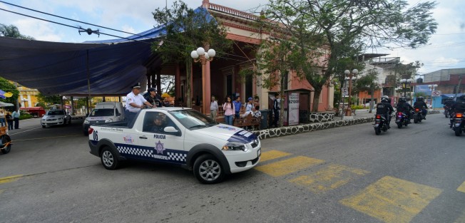 El presidente municipal de Teocelo, Mario Antonio Chama Díaz, acompañado de la presidenta del DIF, Mara Chama Villa; la Sindica Zaira Martínez; el inspector de policía, Pablo Ramírez, entre otros, hizo entrega de 4 motocicletas, una mini van de carga para el DIF, y dos vehículos modelo RAM uno para agua potable y otro para la Comandancia de la Policía, con un monto total de $664,500.
