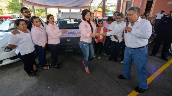 El presidente municipal de Teocelo, Mario Antonio Chama Díaz, acompañado de la presidenta del DIF, Mara Chama Villa; la Sindica Zaira Martínez; el inspector de policía, Pablo Ramírez, entre otros, hizo entrega de 4 motocicletas, una mini van de carga para el DIF, y dos vehículos modelo RAM uno para agua potable y otro para la Comandancia de la Policía, con un monto total de $664,500.
