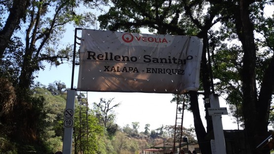 Desde temprana hora, el alcalde de Xalapa, Hipólito Rodríguez, en compañía de fuerzas del orden municipal acudió al relleno sanitario del Tronconal para integrar recuperarlo, ya que acusa a la empresa Veolia de contaminar los alrededores, así como el arroyo San Juan.  