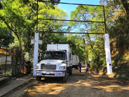 Desde temprana hora, el alcalde de Xalapa, Hipólito Rodríguez, en compañía de fuerzas del orden municipal acudió al relleno sanitario del Tronconal para integrar recuperarlo, ya que acusa a la empresa Veolia de contaminar los alrededores, así como el arroyo San Juan.  
