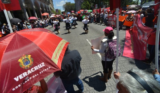 Ahora fue el turno de Antorcha Campesina de desquiciar la ciudad de Xalapa  por varias horas; primero marcharon por Ávila Camacho y luego de dar vueltas por el primer cuadro de la capital se apostaron frente al Palacio Municipal. 