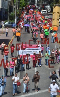 Ahora fue el turno de Antorcha Campesina de desquiciar la ciudad de Xalapa  por varias horas; primero marcharon por Ávila Camacho y luego de dar vueltas por el primer cuadro de la capital se apostaron frente al Palacio Municipal. 