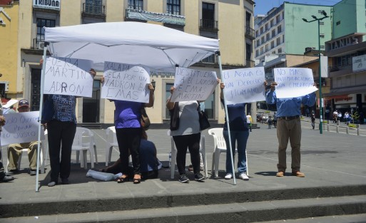 Integrantes de la organización Vendedores Independientes del Estado de Veracruz (VIVE) con pancartas en mano protestaron en la plaza Lerdo de Xalapa contra los altos cobros de CMAS, acusan a Martín Ladrón de Guevara  de ser el autor de dichos cobros. 