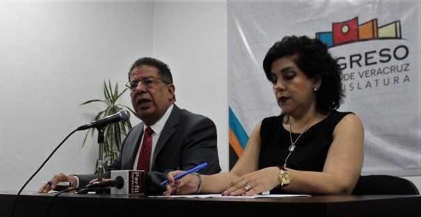 Conferencia de prensa del diputado presidente de la Mesa Directiva y la diputada de Xalapa, Rosalinda Galindo, para medio explicar la postura del Congreso ante la intolerancia de lo que ha hecho el alcalde de Xalpapa por lo del relleno sanitario. El  asunto es que tuvieron que dar la cara los legisladores ante el problema del Ayuntamiento.
