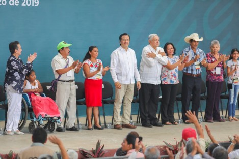 El Presidente Andrés Manuel López Obrador inició una gira por el norte de la entidad. En Poza Rica hizo entrega simbólica de Programas Integrales de Bienestar. 