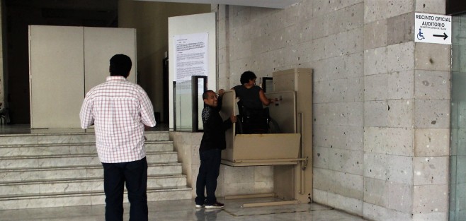 Obsoletas y en mal estado, algunas de las adecuaciones para discapacitados; y los que mas o menos sirven tienen que ser maniobrados por un tercero para que funcione un disque elevador, que más bien lo ocupan como montacargas. A ver qué hace esta JUCOPO de la Legislatura LXV.