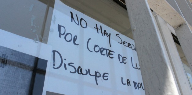 A causa de un corte de luz por trabajos de mantenimiento de CFE, el Registro Civil estatal no dio servicio este viernes, pues no cuentan con planta de energía propia. Los afectados fueron los usuarios, como siempre.