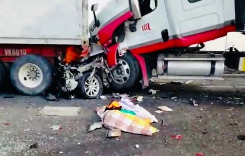 Fuerte accidente en la zona del libramiento de Cardel. Se reporta una carambola con 15 vehículos y 17 lesionados. Extraoficialmente, 4 fallecidos. Las causas podrían haber sido un incendio de pastizal cercano a la autopista que impidieron la visibilidad 