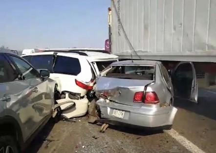 Fuerte accidente en la zona del libramiento de Cardel. Se reporta una carambola con 15 vehículos y 17 lesionados. Extraoficialmente, 4 fallecidos. Las causas podrían haber sido un incendio de pastizal cercano a la autopista que impidieron la visibilidad 
