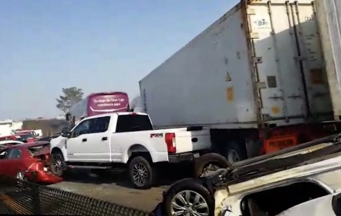 Fuerte accidente en la zona del libramiento de Cardel. Se reporta una carambola con 15 vehículos y 17 lesionados. Extraoficialmente, 4 fallecidos. Las causas podrían haber sido un incendio de pastizal cercano a la autopista que impidieron la visibilidad 