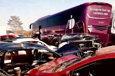 Fuerte accidente en la zona del libramiento de Cardel. Se reporta una carambola con 15 vehículos y 17 lesionados. Extraoficialmente, 4 fallecidos. Las causas podrían haber sido un incendio de pastizal cercano a la autopista que impidieron la visibilidad 