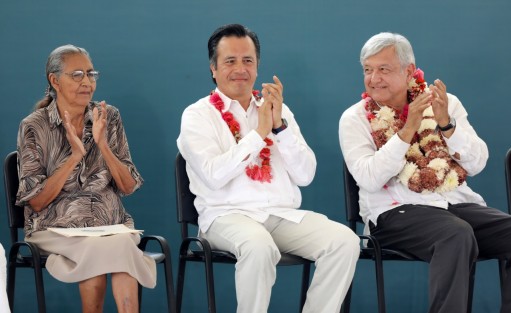 En su gira por la Huasteca veracruzana, el presidente Andrés Manuel López Obrador anunció que uno de sus compromisos es reconstruir la carretera que une a Tuxpan con Tampico y ya no se taparán únicamente los baches. Dio a conocer que la Secretaría de Comunicaciones y Transportes (SCT) ya tiene autorizado el presupuesto para los caminos del norte del estado