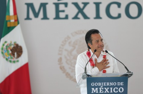 El gobernador Cuitláhuac García Jiménez informó que el próximo mes de abril se materializarán las primeras obras en la zona norte. <em>Quiero hacer aquí patente el agradecimiento al Presidente de la República por su apoyo para rehabilitar las carreteras de Veracruz</em>  . 