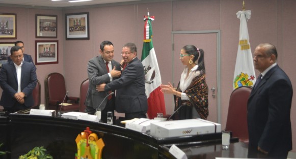 José Luis Lima, secretario de Finanzas, en compañía de la jefa de oficina de programa de gobierno, Waltraud Martínez, entregaron al presidente  de la mesa directiva  del Congreso, José Manuel Pozos Castro, el Plan Veracruzano de Desarrollo 2018-2024. 