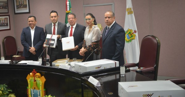 José Luis Lima, secretario de Finanzas, en compañía de la jefa de oficina de programa de gobierno, Waltraud Martínez, entregaron al presidente  de la mesa directiva  del Congreso, José Manuel Pozos Castro, el Plan Veracruzano de Desarrollo 2018-2024. 