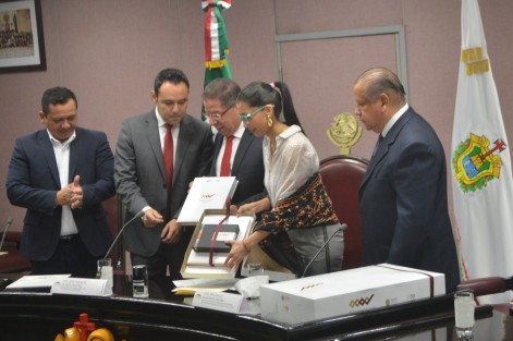 José Luis Lima, secretario de Finanzas, en compañía de la jefa de oficina de programa de gobierno, Waltraud Martínez, entregaron al presidente  de la mesa directiva  del Congreso, José Manuel Pozos Castro, el Plan Veracruzano de Desarrollo 2018-2024. 