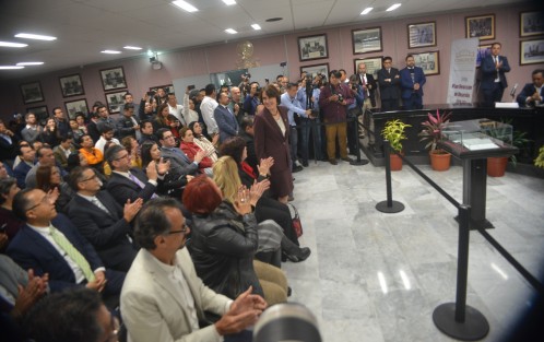  Durante la entrega del Plan Veracruzano de Desarrollo estuvieron presentes diputados locales, senadores  y autoridades de gobierno.
